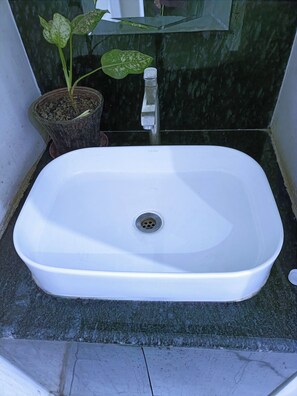 Quarto casal luxo, sacada, vista para a cidade | Banheiro | Chuveiro/banheira combinados, produtos de toalete grátis