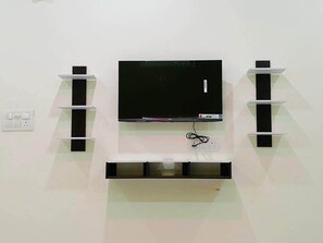 Habitación Deluxe doble, balcón, vistas a la ciudad | Televisión