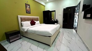 Quarto casal luxo, sacada, vista para a cidade | Escrivaninha, espaço de trabalho para notebook, Wi-Fi de cortesia