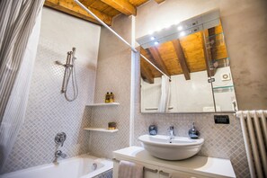 Deluxe Duplex, Balcony, Courtyard View | Bathroom - Gianna San Fedele (Como)