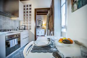 Deluxe Duplex, Balcony, Courtyard View | Private kitchen | Fridge, oven, stovetop, dishwasher - Gianna San Fedele (Como)