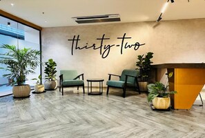 Lobby - 32 Urban by Akoya Hotels - Gachibowli, West Hyderabad (Hyderabad)