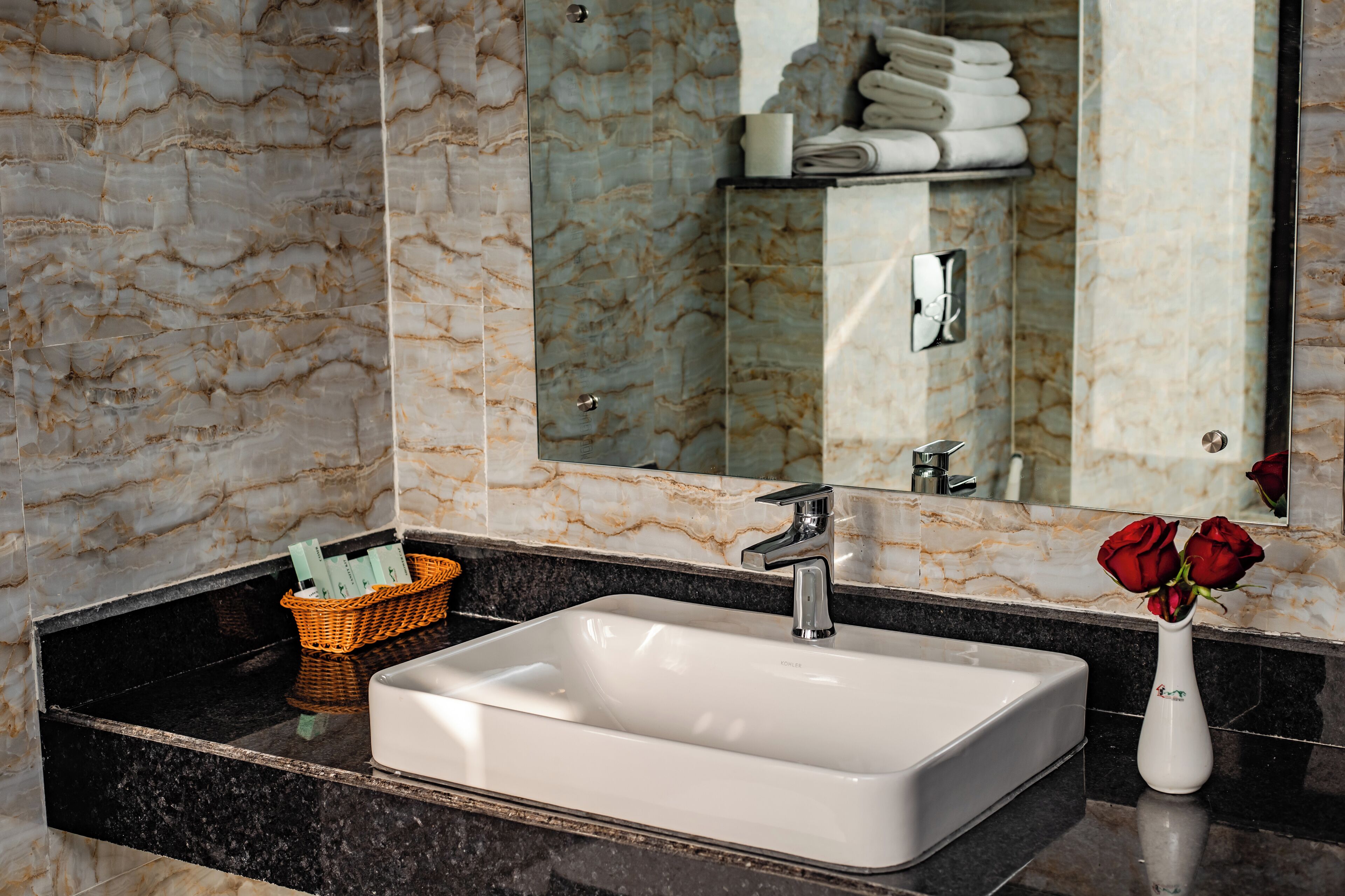 Suite, balkong | Bad | Dusj, toalettartikler (inkludert), hårføner og tøfler