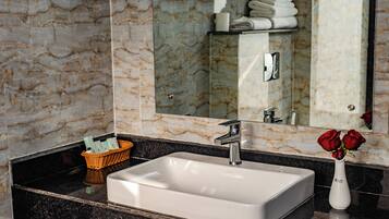 Suite, balkong | Bad | Dusj, toalettartikler (inkludert), hårføner og tøfler