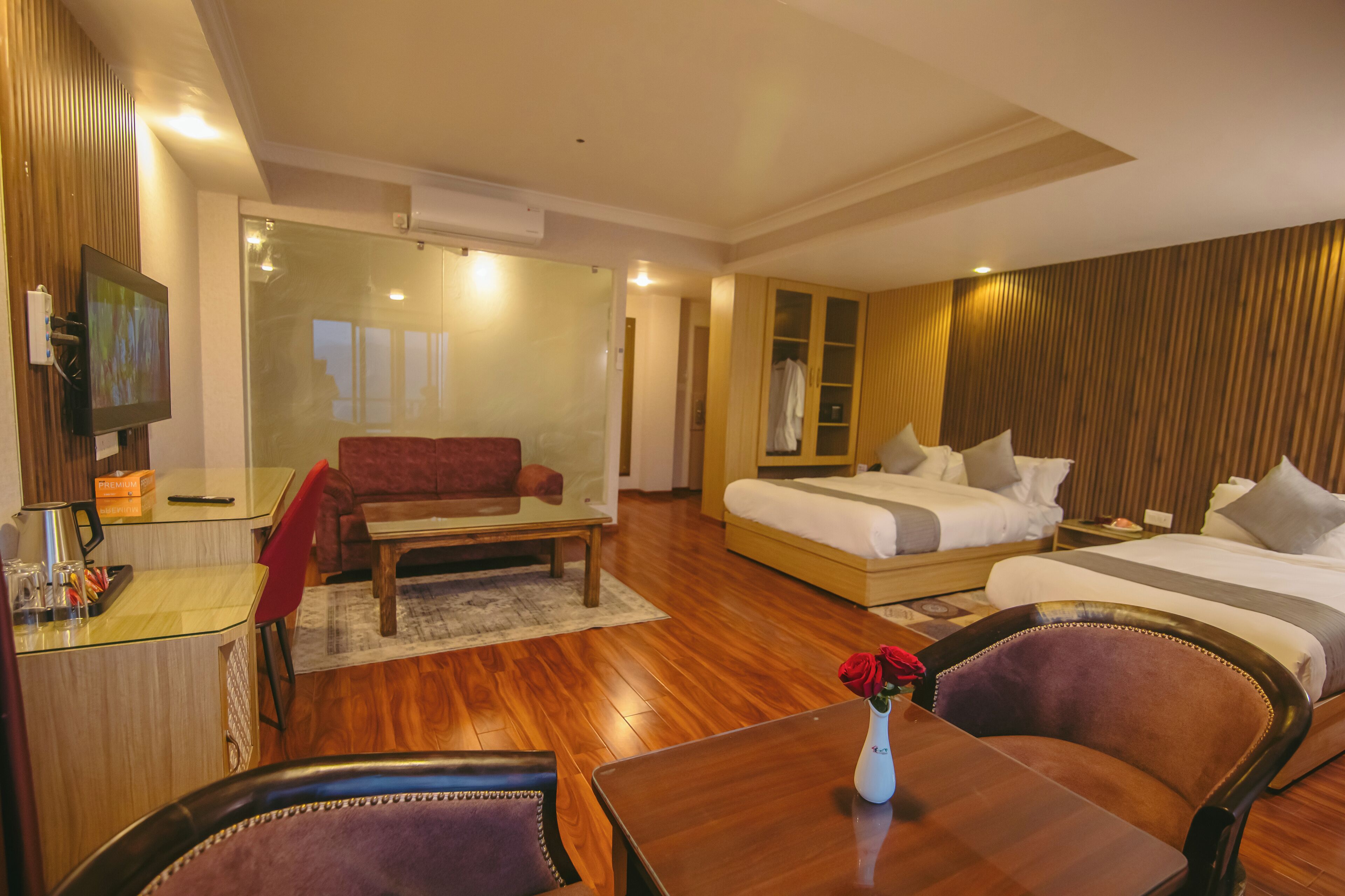 ファミリー ルーム バ  ルコニー マウンテンビュー | デスク、ノートパソコン用作業スペース、アイロン / アイロン台、WiFi (無料)