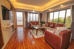 Suite, Balcony | Living area