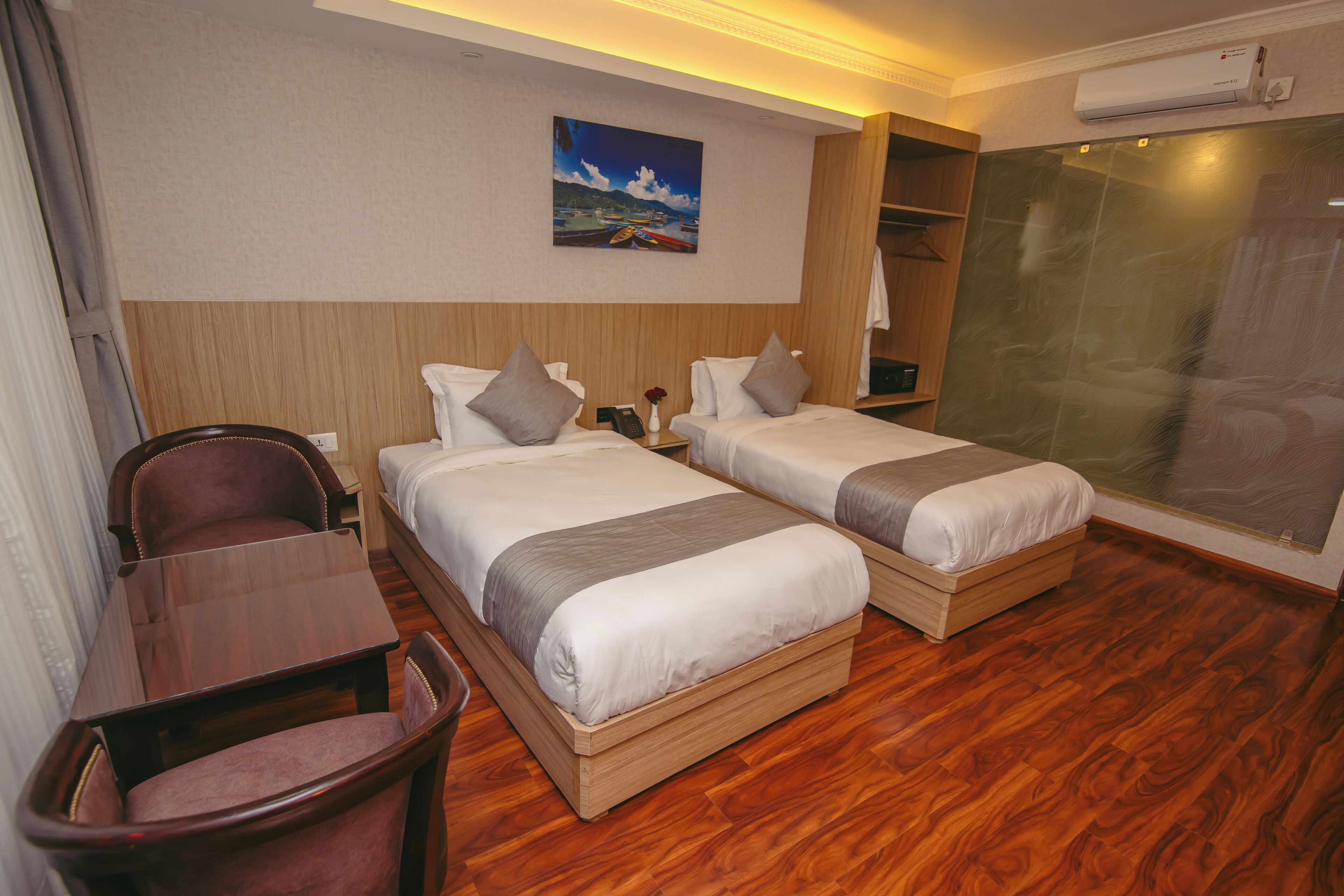 مكتب ومساحة عمل للكمبيوتر المحمول ومكواة/لوح كي وواي فاي مجانًا