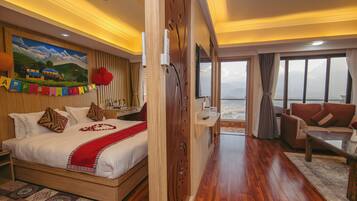 Suite, balkong | Skrivebord, skrivebord for bærbar PC og strykejern/-brett