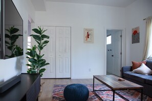 Smart TV - The Marin Modern, 2BR/2BA + Private Garage (San Rafael)