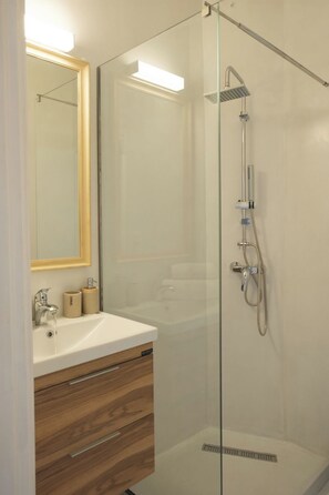 Shower, hair dryer, towels - Pausa Verde - Recently renovated apt, private parking (Corfu)