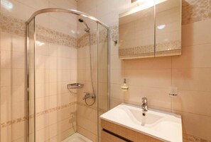 Shower, hair dryer, towels - Kantouni Bizi Myranthis Apartment (Kerkira)