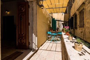 Outdoor dining - Kantouni Bizi Studio (Kerkira)
