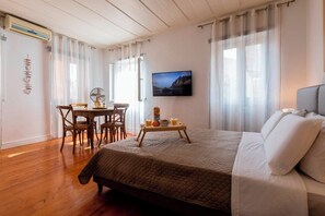 1 bedroom, iron/ironing board, WiFi, bed sheets - Palazzo Corfu Suite - a bright and elegant retreat in the heart of Corfu’s Old Town (Corfu)
