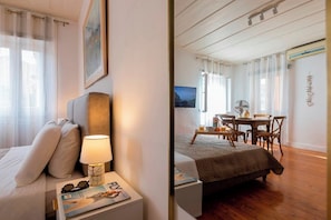 1 bedroom, iron/ironing board, WiFi, bed sheets - Palazzo Corfu Suite - a bright and elegant retreat in the heart of Corfu’s Old Town (Corfu)