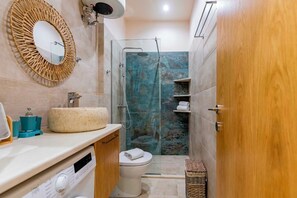 Shower, hair dryer, towels - Corfu Breeze Suite - a bright and welcoming retreat (Corfu)