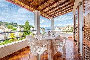 Outdoor dining - Dany Apartment – First Floor with Sea View (QWQF+J59 Kassiopi, Greece)