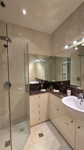 Shower, hair dryer, towels, soap - Vrbo Property (Paris)