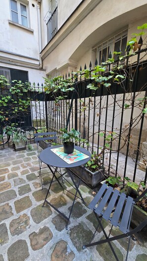 Outdoor dining - Vrbo Property (Paris)