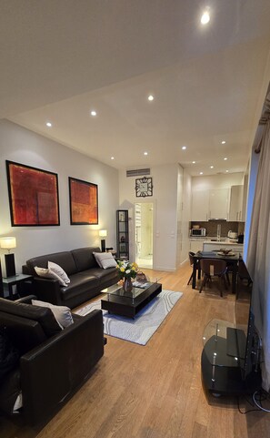 Smart TV - Chic Parisian Retreat Near Louvre, Cafés & Couture (Paris)