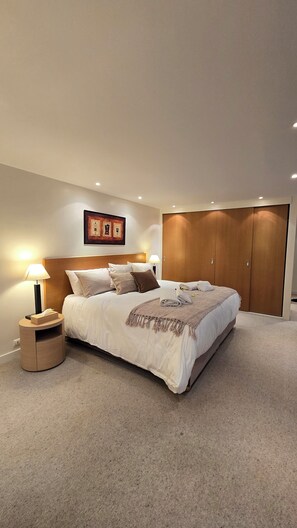 1 bedroom, iron/ironing board, free WiFi, bed sheets - Chic Parisian Retreat Near Louvre, Cafés & Couture (Paris)