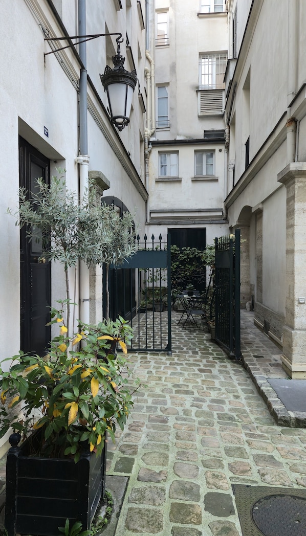 Exterior detail - Chic Parisian Retreat Near Louvre, Cafés & Couture (Paris)