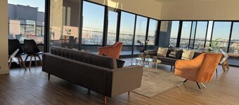  Luxury studio w/ rooftop infinity pool & TJ sunset views Cosmopolitan tower!….