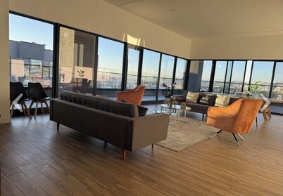  Luxury studio w/ rooftop infinity pool & TJ sunset views Cosmopolitan tower!….