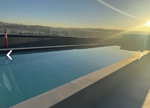 Une piscine sur le toit offrant une vue dégagée sur le paysage urbain.