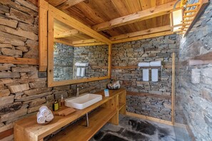 Villa Deluxe, vistas a la montaña | Baño | Zapatillas