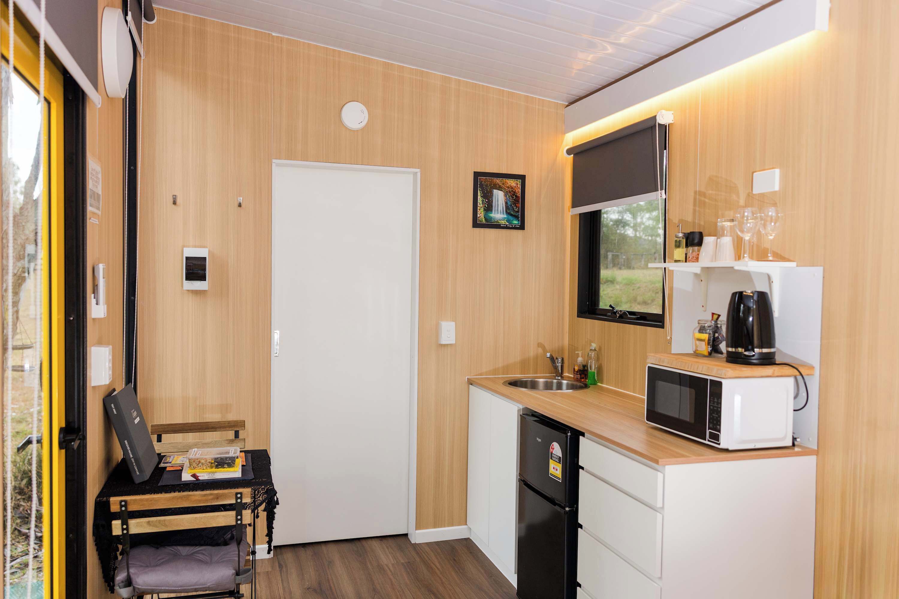 Refrigerador, microondas, placa de cocina, tetera/pava eléctrica