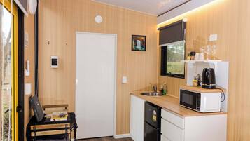 Refrigerador, microondas, placa de cocina, tetera/pava eléctrica