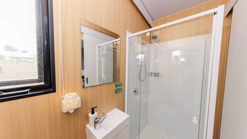 Shower, hair dryer, towels, shampoo