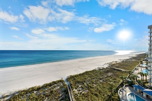 Ein Strandhotel mit Pool, Strand und blauem Himmel.