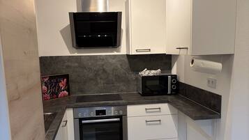 Køleskab, mikrobølgeovn, ovn, kogeplade