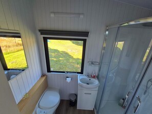 Dusche, Haartrockner, HandtĂŒcher, Shampoo