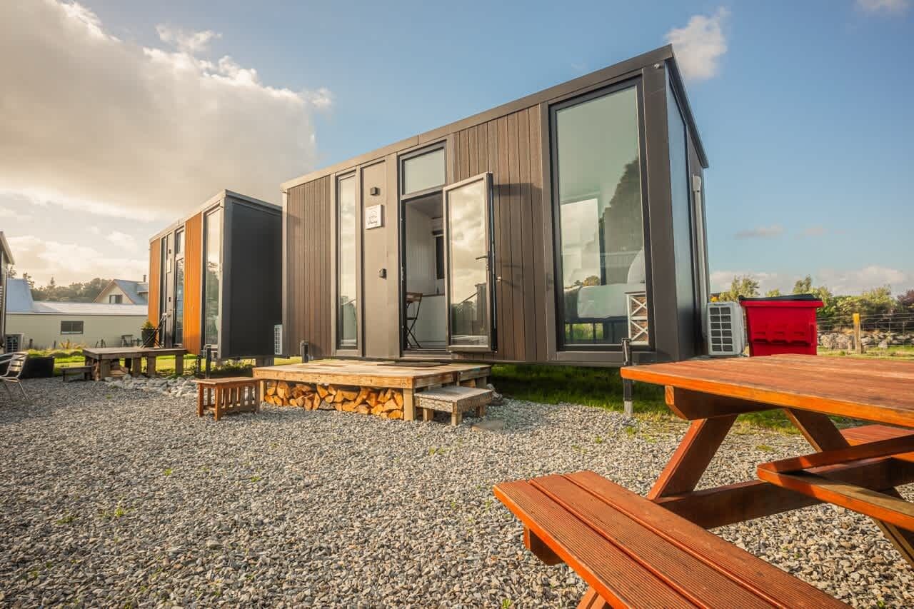 Un edificio moderno con ampie vetrate e una terrazza in legno.