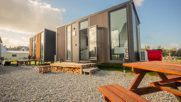 Un edificio moderno con ampie vetrate e una terrazza in legno.
