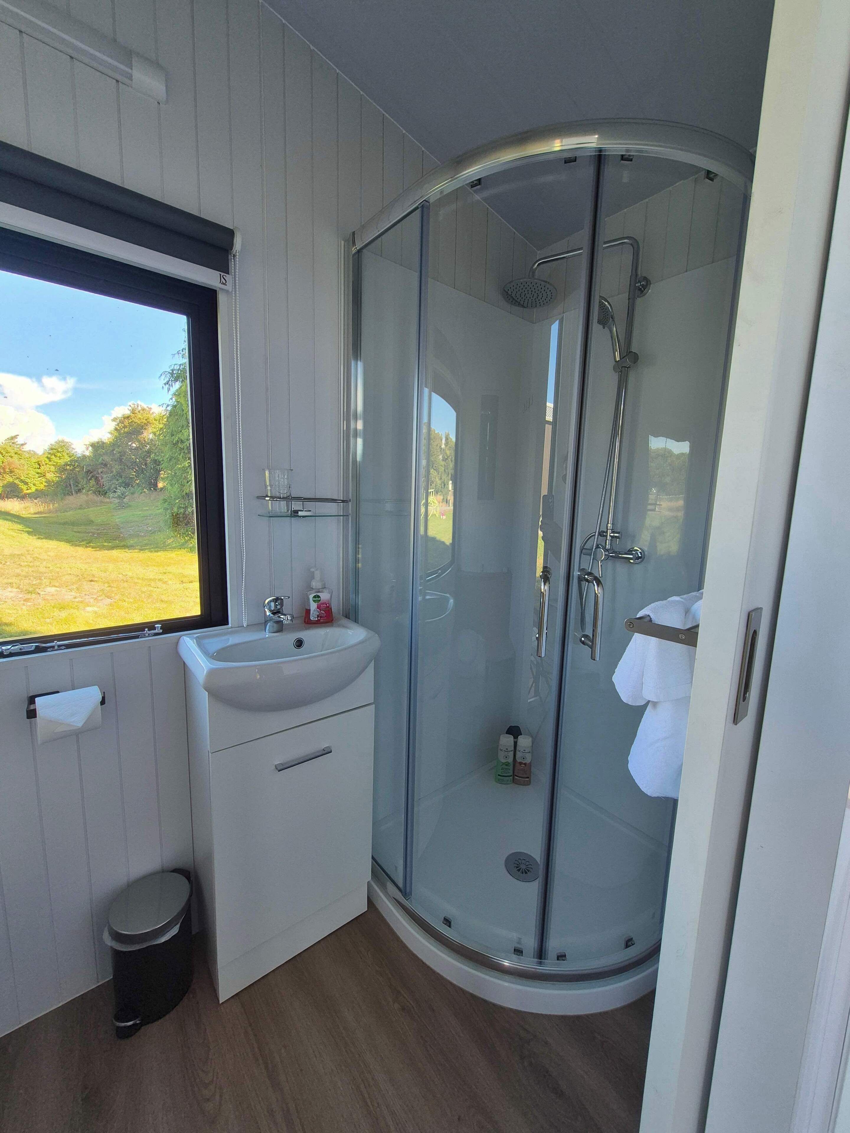 Doccia, asciugacapelli, asciugamani, shampoo