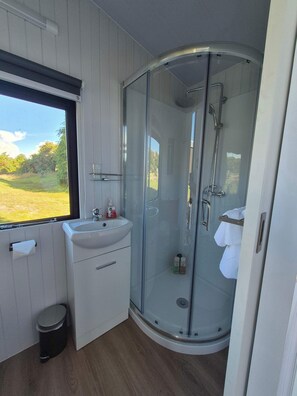 Shower, hair dryer, towels, shampoo - Rimu View 4 by Tiny Away (Ruatapu)