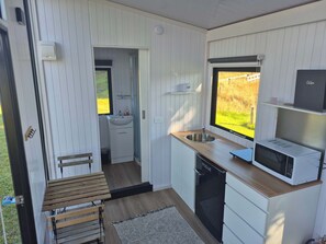 Jääkaappi, mikroaaltouuni, liesi, vedenkeitin