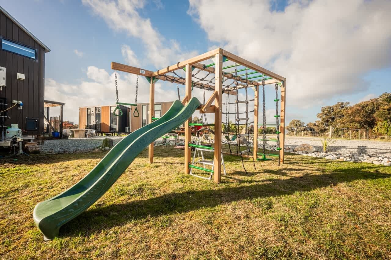 Un parque infantil con un tobogán y estructuras para escalar.