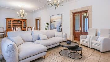 Een smart-tv en een tafeltennistafel