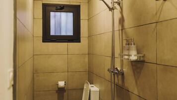 Quarto casal clássico, vista para o jardim | Banheiro | Chuveiro, secador de cabelo, toalhas de banho, sabonete