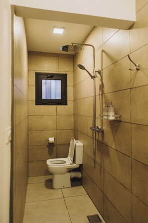 Kahden hengen classic-huone, näköala puutarhaan | Kylpyhuone | Suihku, hiustenkuivaaja, pyyhkeet, saippua