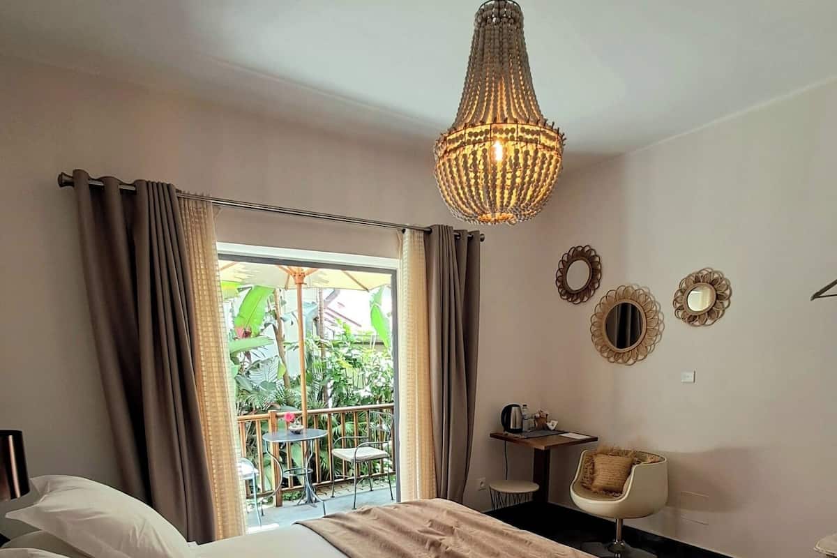 Habitación doble clásica, vista al jardín | Caja de seguridad en la habitación, cortinas blackout y insonorización