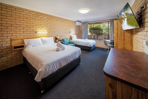 Double or Twin Room, Courtyard View | Desk, free WiFi - Cambridge Motel (Mitchell)