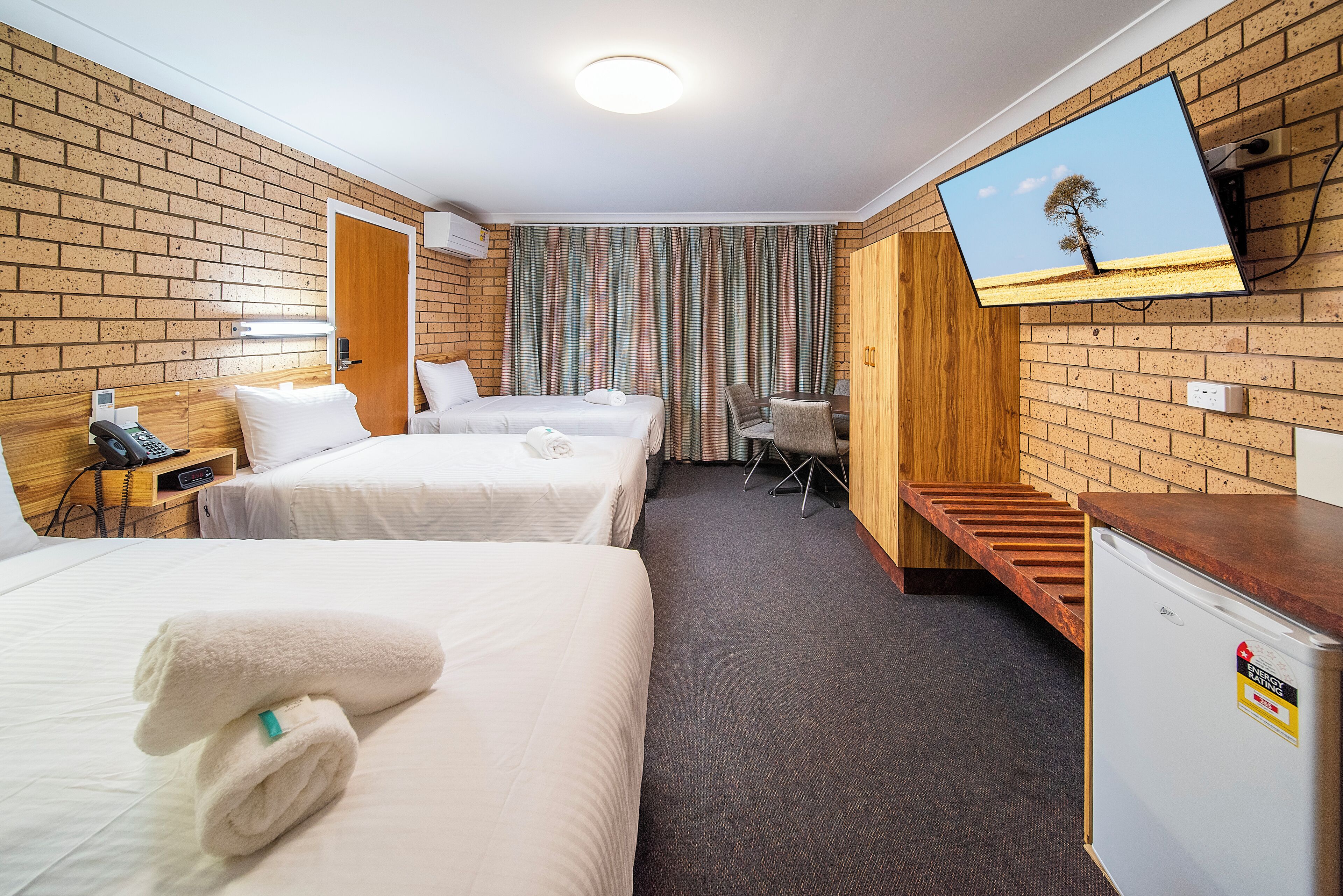 Triple Room | Desk, free WiFi