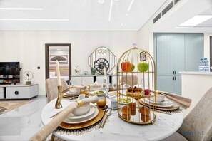 Superior Apartment, Sea View | Dining - 1BR Royal Amwaj Private Beach& Burj view (Dubai)