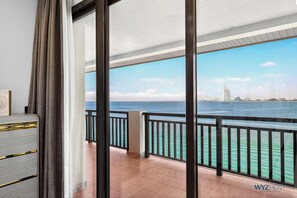 Departamento superior, vista al mar | Interior