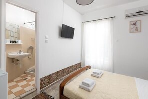 Kamar Double | Meja kerja, setrika/meja setrika, dan Wi-Fi gratis